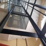 Nettoyage des parois vitrées d'un pylône d'ascenseur